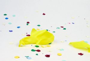 diseño tarjeta regalo let´s party confetti globo